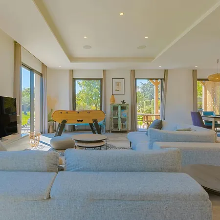 House With Pool And Vineyards In *