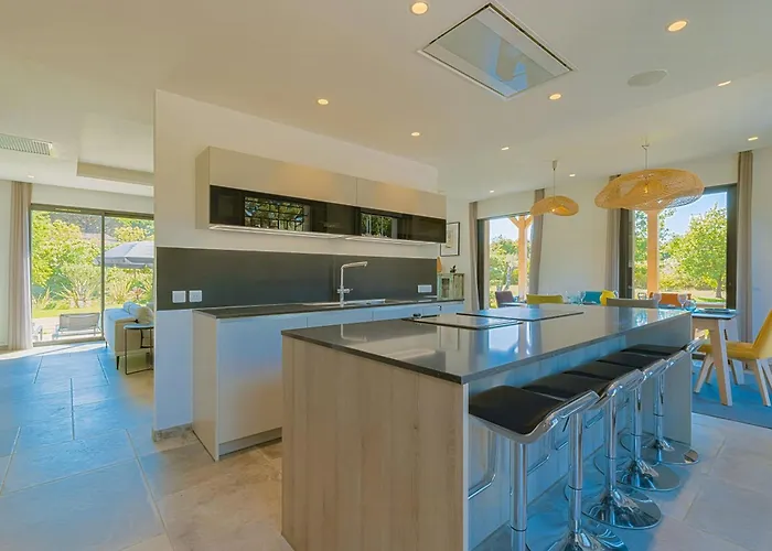 House With Pool And Vineyards In Holiday home