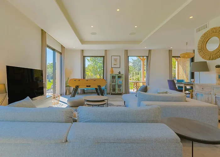 House With Pool And Vineyards In *