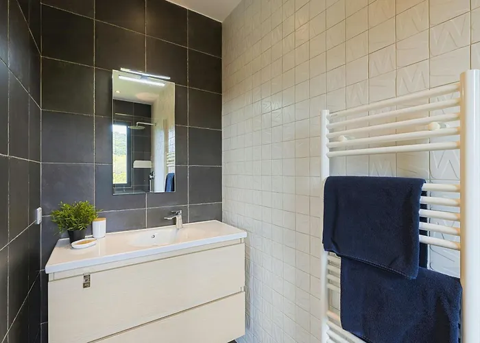 Holiday home House With Pool And Vineyards In *